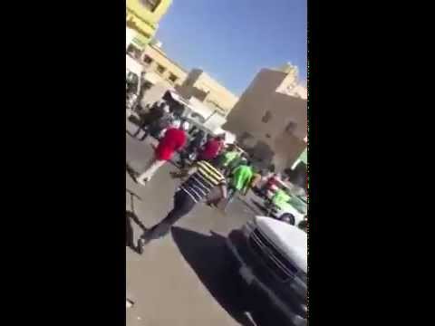 شاهد ضرب كويتي بالمكانس ومسَّاحات الحمامات