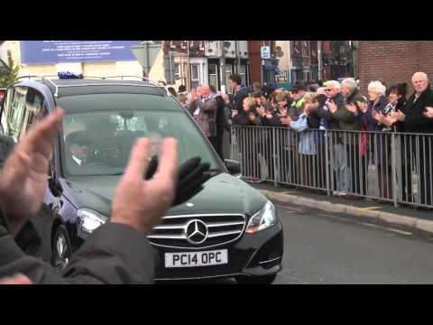 شاهد جنازة مهيبة لوداع أسطورة إيفرتون الإنجليزي