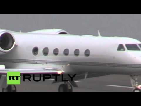 شاهد وصول آخر معتقل بريطاني في غوانتنامو إلى لندن