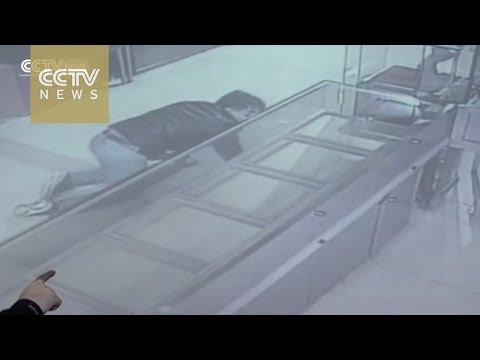 شاهد مهر صينية يدفع عريسها لسرقة محل مجوهرات