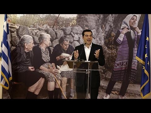 شاهد اليونان تودع أول دفعة من اللاجئين