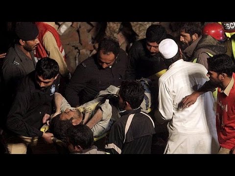 فيديوقتلى وجرحى في انهيار مبنى في باكستان