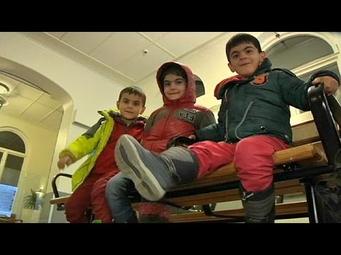 فيديوأسرة سورية تصل إلى السويد