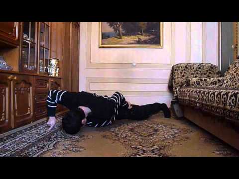 بطل في موسوعة جينيس يلعب تمرين الضغط على إصبعين