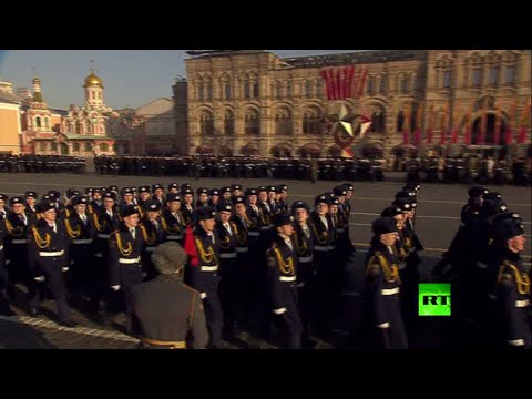 شاهد عرض عسكري من الساحة الحمراء في موسكو