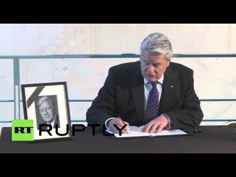 شاهد ميركل وغاوك وشتاينماير يوقعان كتاب التعازي