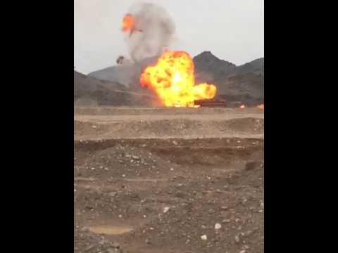 شاهد حريق ناقلة حاويات غاز في محايل عسير في السعودية