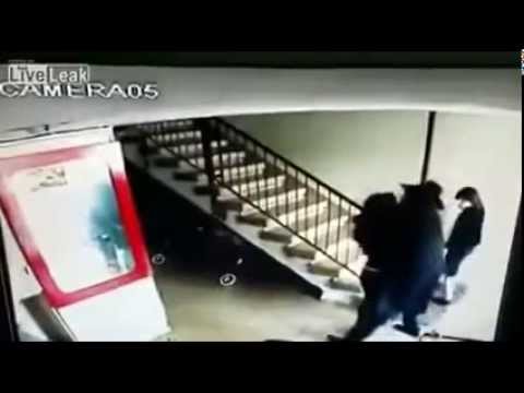 اهد رجل دين يهودي يتتبع فتاة ويتحرش بها