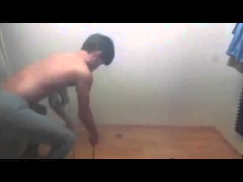 شاهد مراهق يجري تجربة خطيرة على جسده