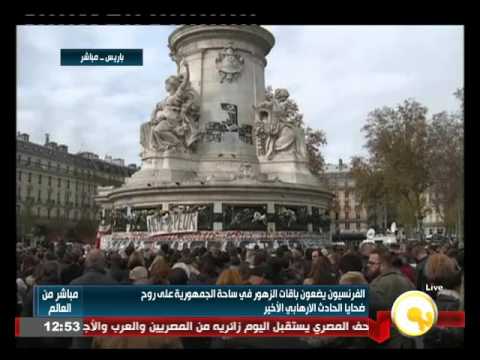 الفرنسيون يضعون باقات الزهور في ساحة الجمهورية