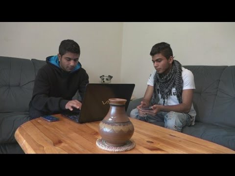 شاهدلاجئان في ألمانيا يأملان لم شمل عائلتهم المحاصرة