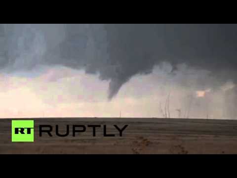 شاهد إعصار قوى يضرب ولاية تكساس الأميركية