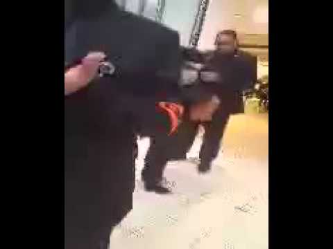 بالفيديو محل شهير في باريس يمنع امرأة محجبة من الدخول