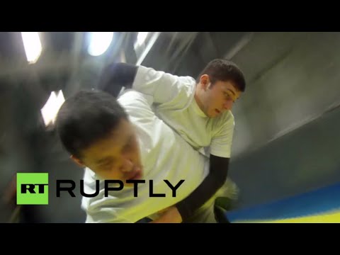 بالفيديو عصا الـ”selfie” أحدث طرق الدفاع عن النفس