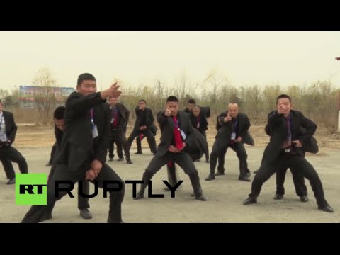 شاهد متدربون على الحراسة يعرضون مهاراتهم