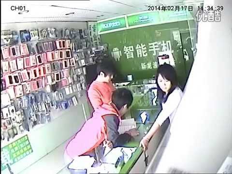 شاهد كيف غافل شابان صاحب محل لسرقة موبايل