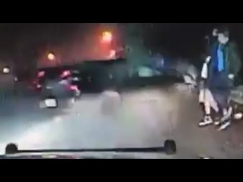 شاهد سيارة تسير بسرعة جنونية تصدم أخرى