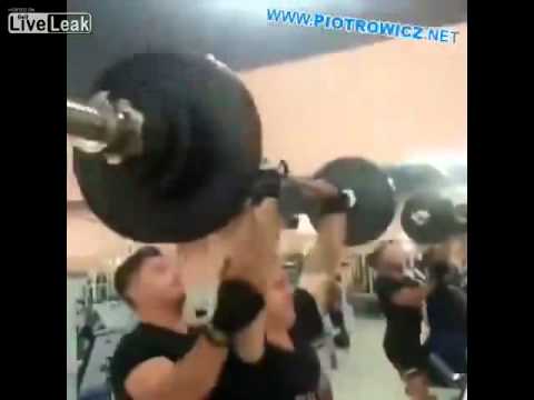 بالفيديو لاعب يسقط حمل أثقال على عنق مدربه