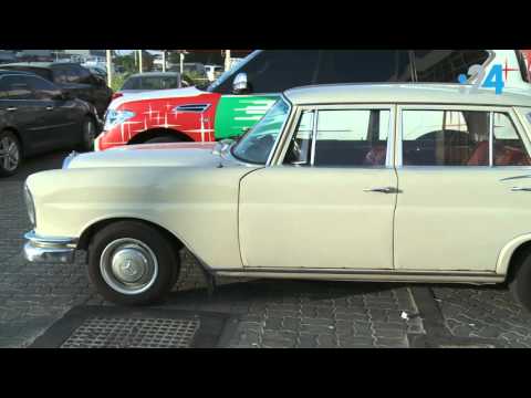 شاهد عاشق للإمارات يهدي سيارة الشيخ زايد