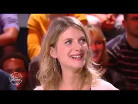 شاهد الرئيس هولاند يستقبل الملك محمد السادس شخصيًّا