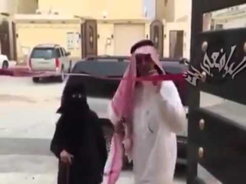 شاهد – تصرفات شاب مع أمه خلال افتتاح منزله