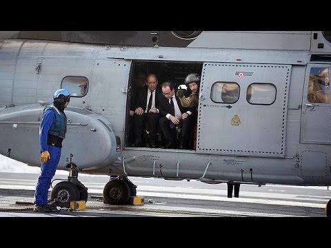 شاهد الرئيس الفرنسي يقوم بزيارة مفاجئة لحاملة الطائرات شارل ديغول