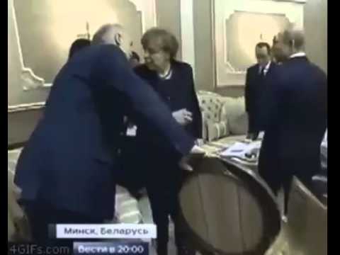 شاهد زوج انجيلا ميركل يداعب بوتين