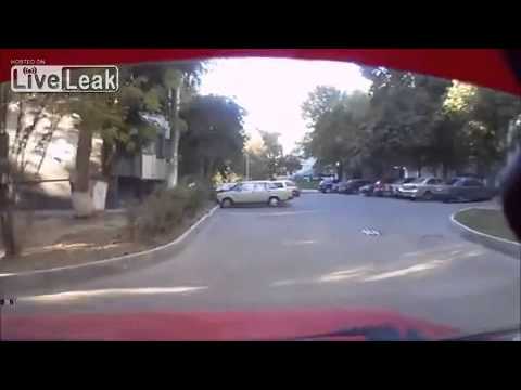 أب وأم يعلمان طفلهما طريقة للقتل