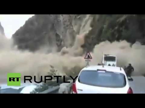 شاهد غلق طريق سريع في الهند عقب انهيار كتل طينية