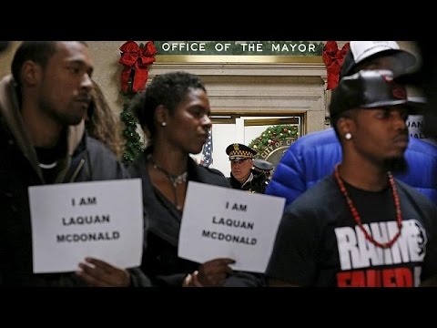 شاهد مظاهرة شعبية للمطالبة باستقالة عمدة شيكاغو