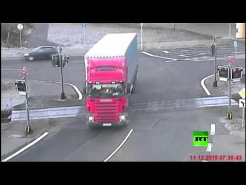 شاهد سائق شاحنة ينجو بأعجوبة من حادث تصادم مع قطار