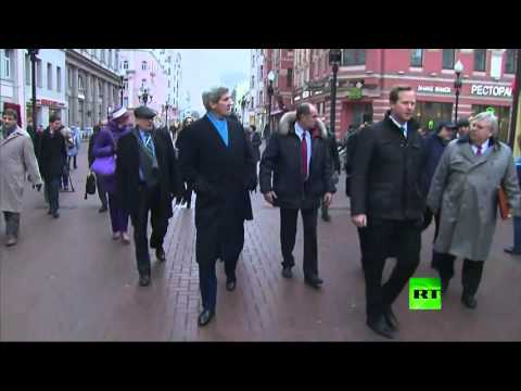 شاهد جولة جون كيري في شارع أربات المشهور في موسكو