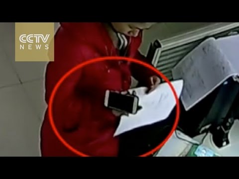 سيدة تسرق هاتف محمول من ضابط شرطة داخل القسم