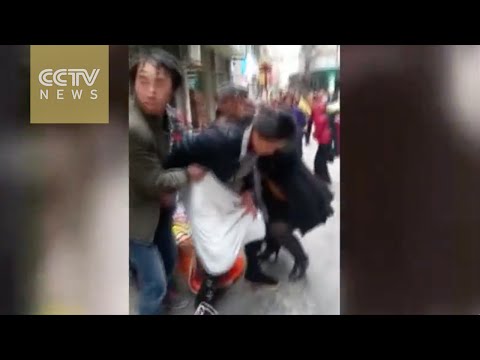 بالفيديو لقطات مروعة لامرأة تلد وسط المارة