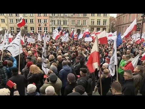 شاهد مظاهرات ضد الحكومة اليمينية الجديدة في بولندا