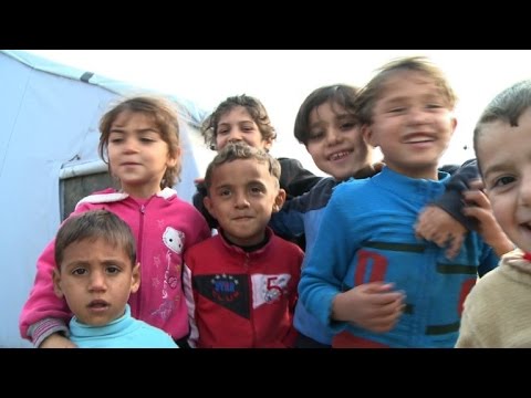 شاهد6000 لاجئ سوري يعيشون داخل ملاعب رياضية