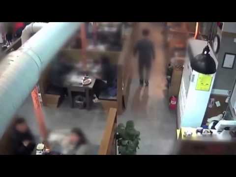 شاهد سقف المطعم ينهار فوق الزبائن في كوريا