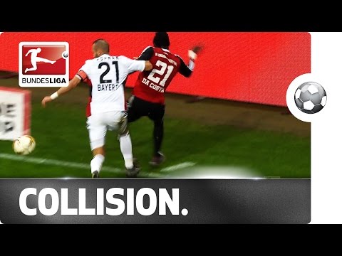 بالفيديو لاعب يرمي خصمه خارج الملعب