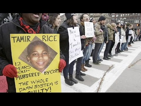 شاهد شرطي أميركي أبيض قتل طفلاً أسود ينجو من التتبعات القضائية
