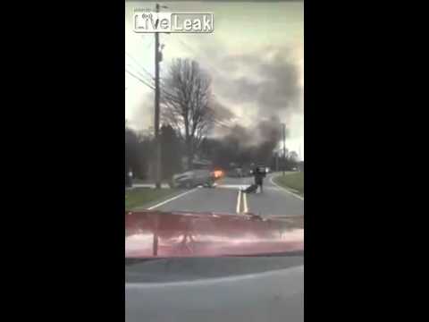 شاهد شجاعة عامل اطفاء تنقذ رجلًا من سيارة تحترق