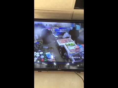 شاهد عملية سطو مسلح على محل خضار في الرياض