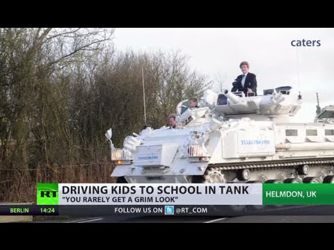 أب يأخذ ابنه إلى المدرسة في حافلة عسكرية
