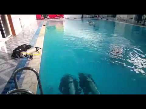 غواص سعودي يصلي العصر تحت الماء