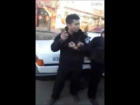 فيديو الشرطة الصينية تلقي القبض على أحد المواطنين