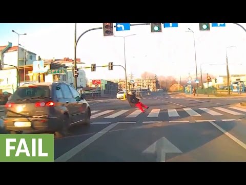 فيديو إمرأة تنجو من الموت دهسًا تحت سيارة