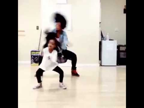 فيديو 17 مليون مشاهدة لرقصة أم مع طفلتها