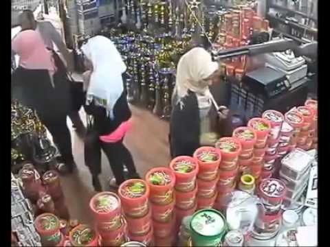 فيديو فتاتان محجبتان تسرقان أحد المحلات