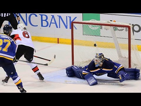 شاهد لاعب هوكي يسقط أرضًا ويعود ليحقق الفوز