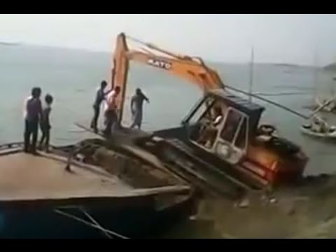 شاهد رافعة تفشل في انتشال سفينة فتغرق معها في النهر