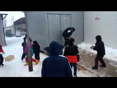 عراك بالثلج بين أطفال مهاجرين والشرطة الصربية